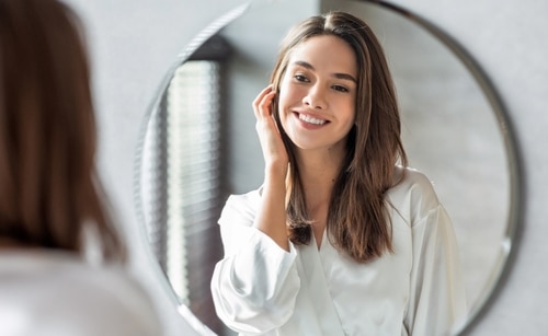 Beauty,Concept.,Portrait,Of,Attractive,Happy,Woman,Looking,At,Mirror